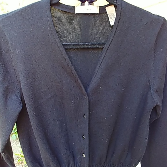 i.e. sweater - Picture 2 of 8